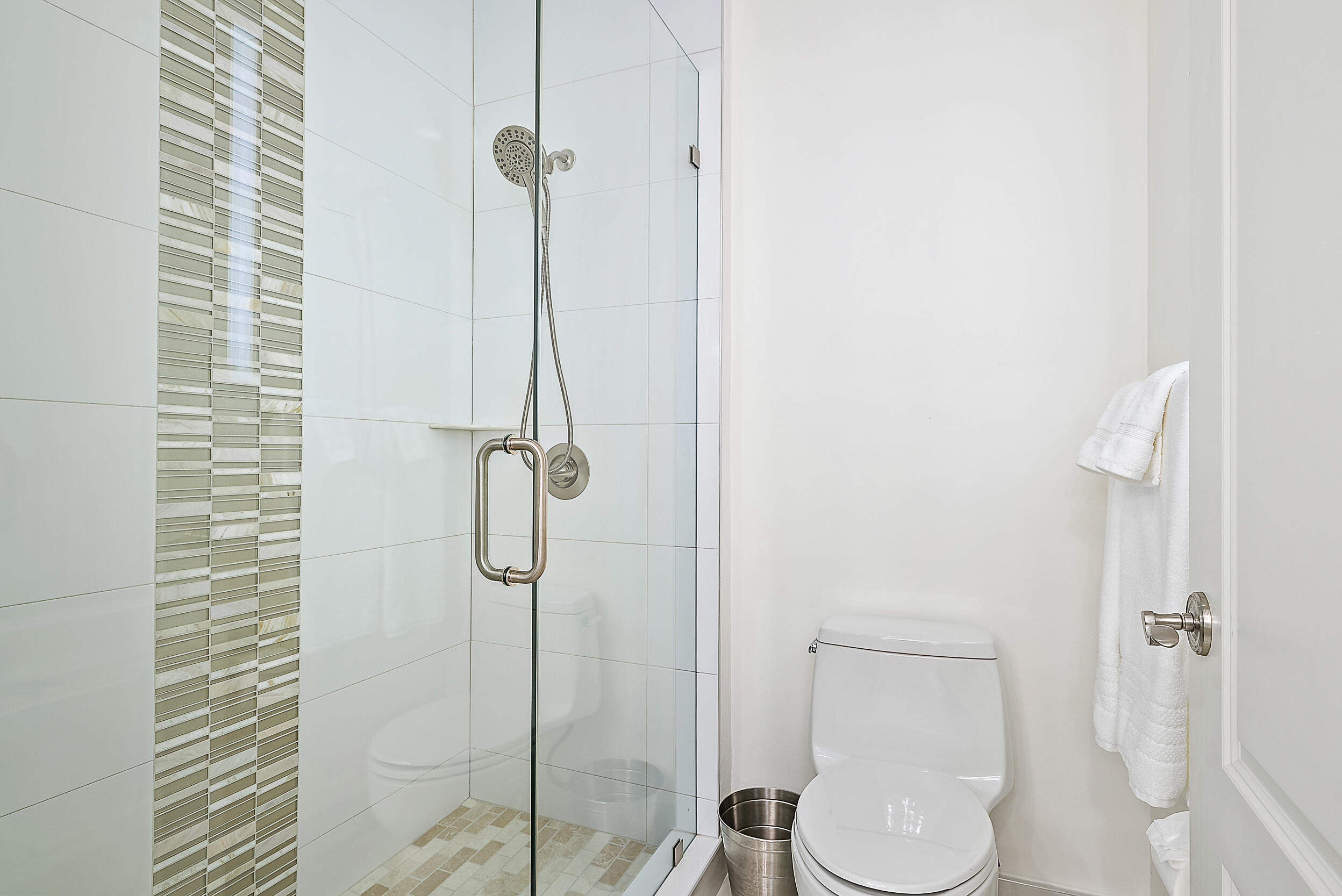 2109 Spring Court Palm Beach Gardens, FL 33410 - Photo 19 of 43 Guest Bathroom