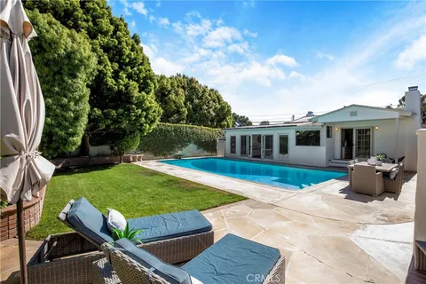 $2,690,000 | 424 South Meadows Avenue, Manhattan Beach, CA 90266