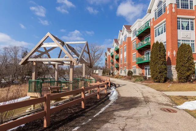 $429,900 | 640 McHenry Road, Unit 301, Wheeling, IL 60090