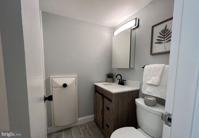 $570,000 | 501 Slaters Lane, Unit 1111, Alexandria, VA 22314