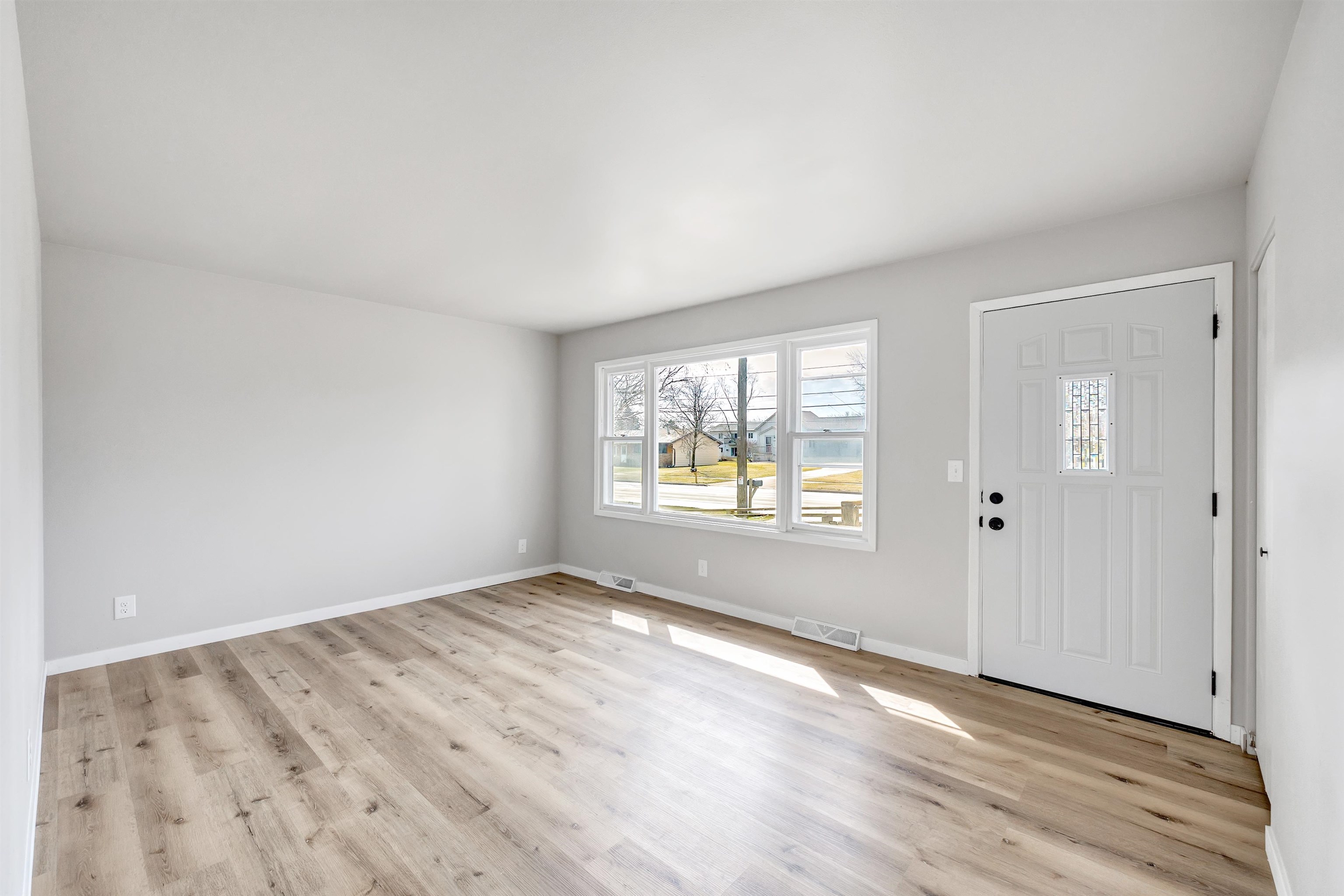 4018 Custer Street Manitowoc, WI 54220 - Photo 3 of 26