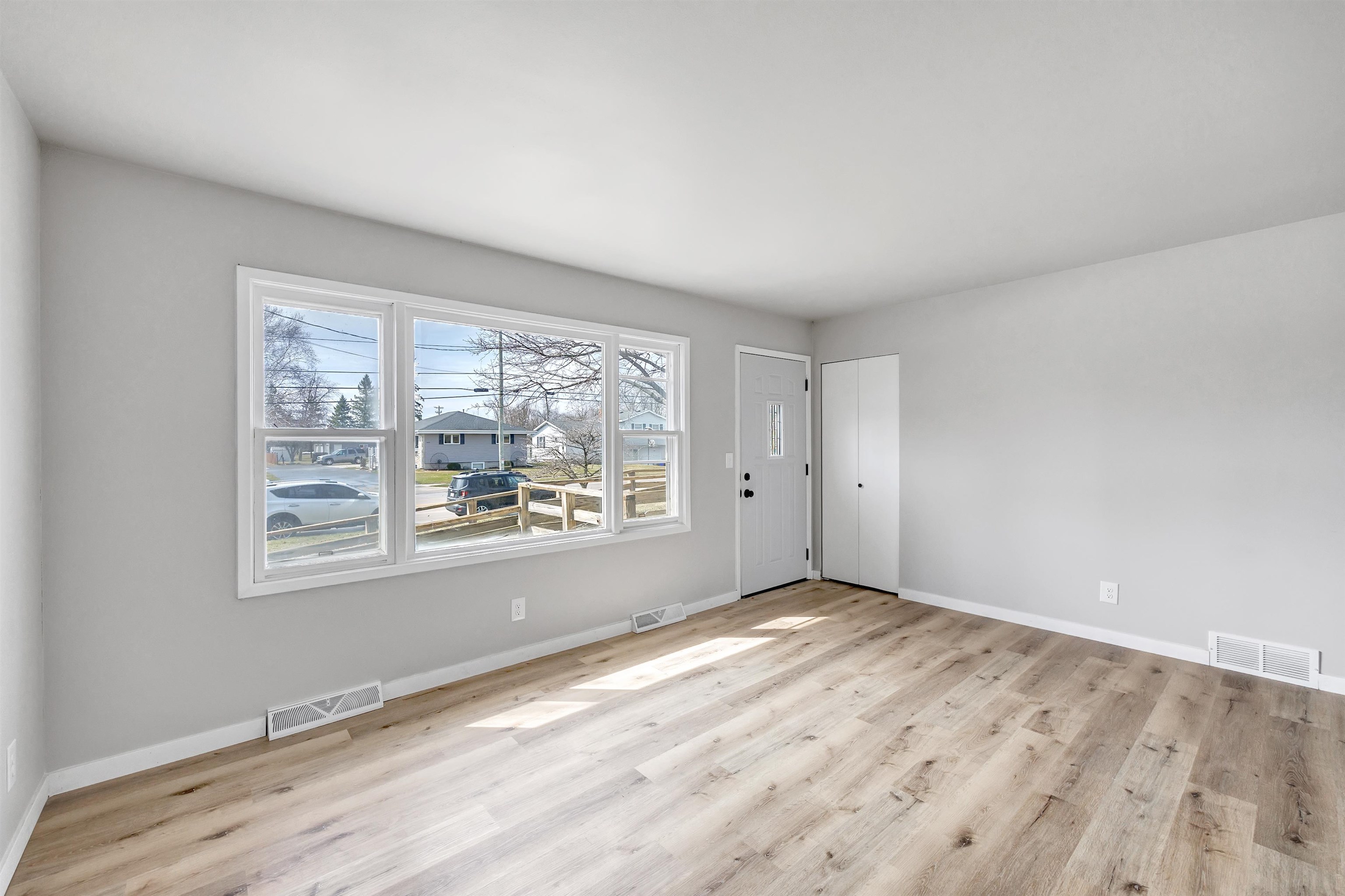 4018 Custer Street Manitowoc, WI 54220 - Photo 4 of 26