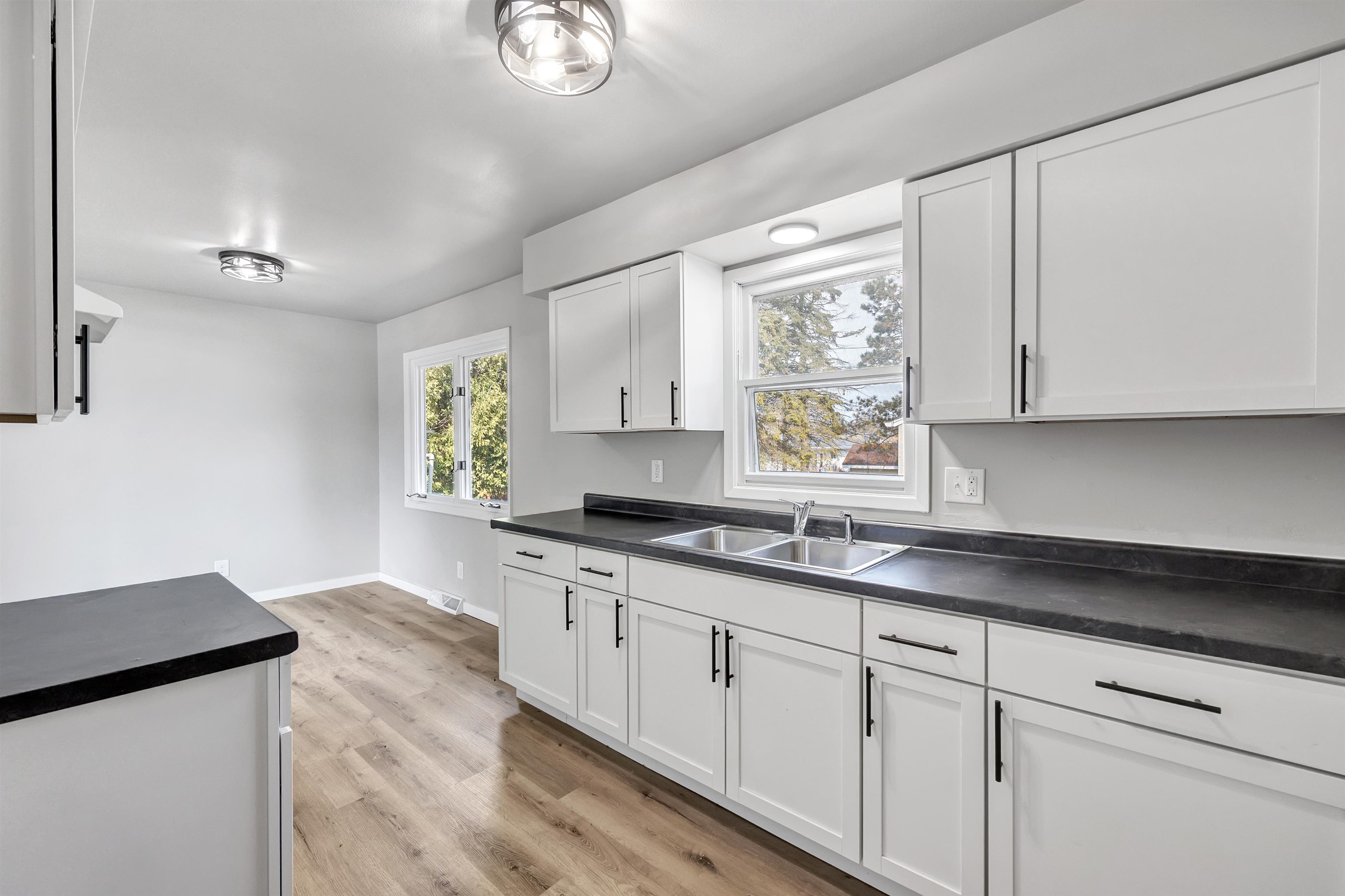 4018 Custer Street Manitowoc, WI 54220 - Photo 6 of 26