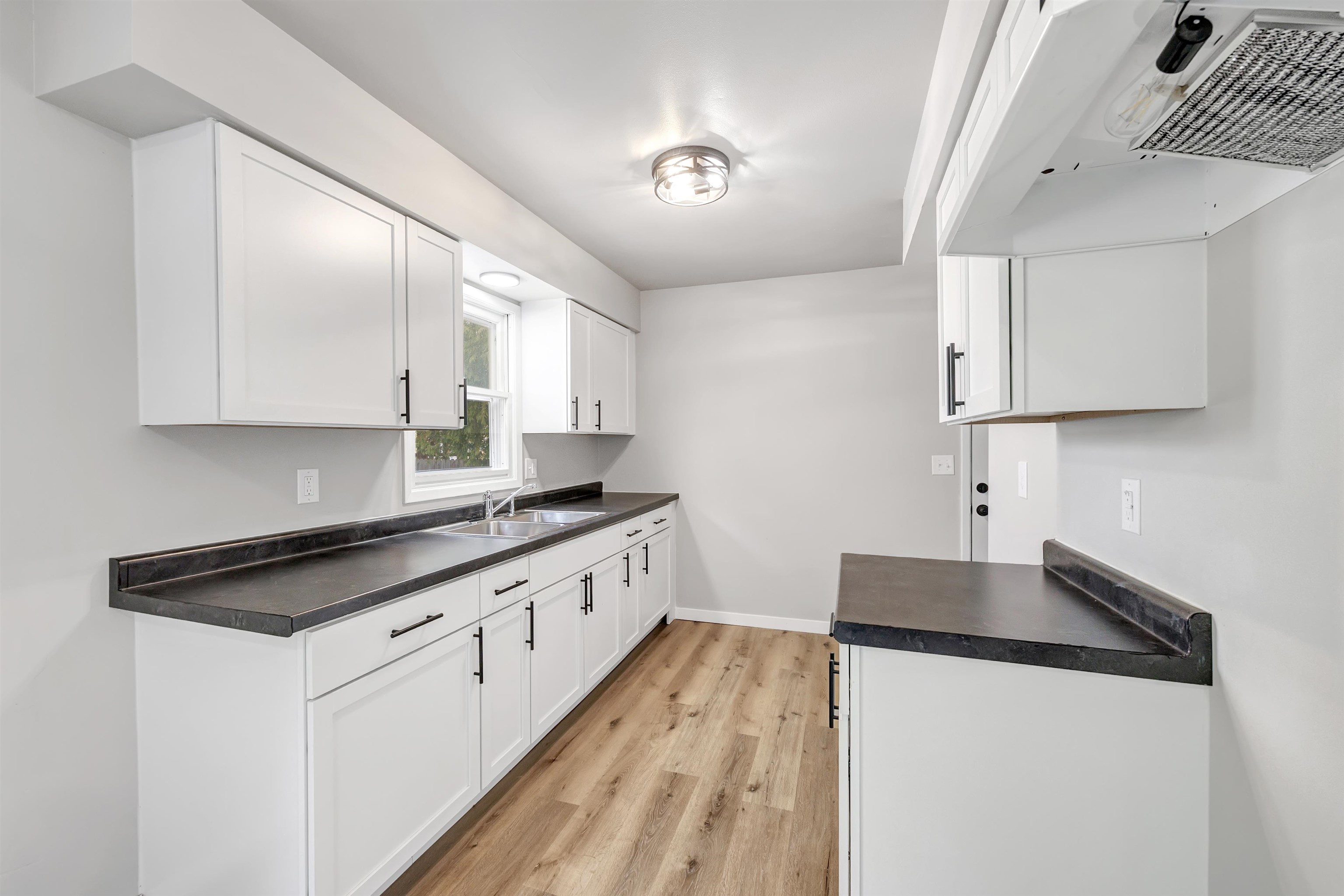 4018 Custer Street Manitowoc, WI 54220 - Photo 7 of 26