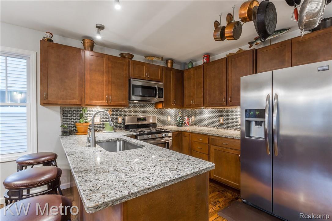 323 Stratford Road Ferndale, MI 48220 - Photo 4 of 25 323 Stratford St-13.jpg