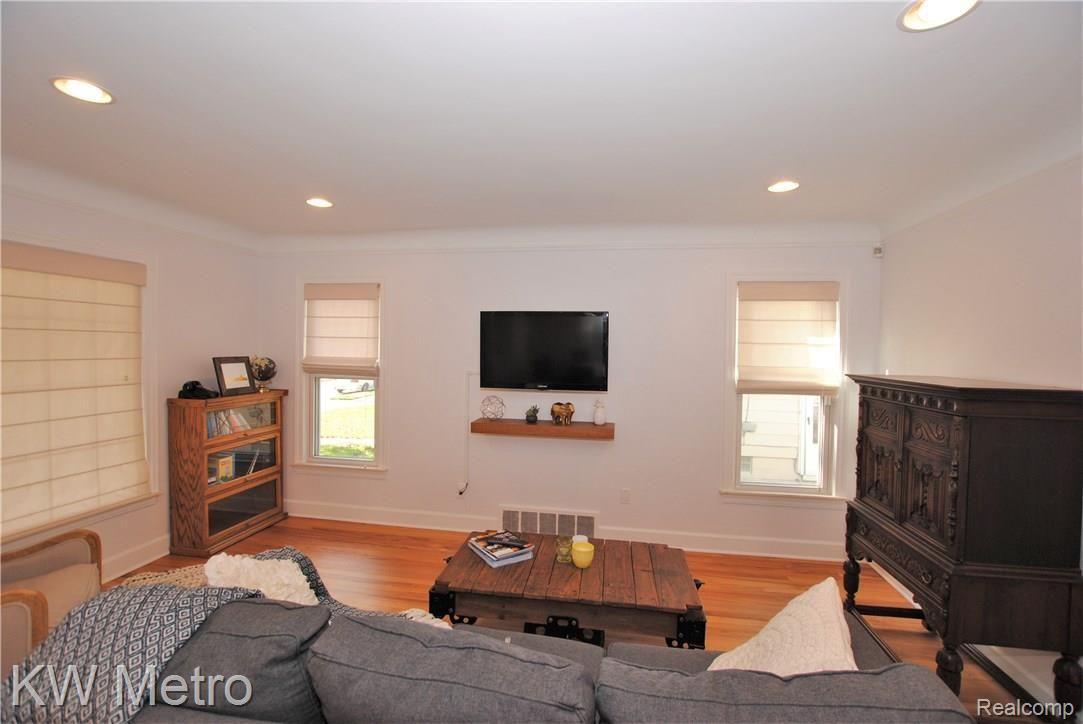 750 Columbia Road Berkley, MI 48072 - Photo 6 of 20 VIEW OF LIVING ROOM FROM DINING ROOM