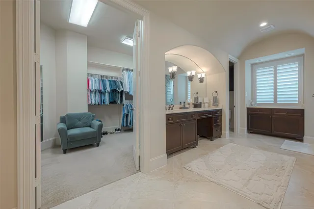 a en suite bathroom with a double vanity sink and a mirror