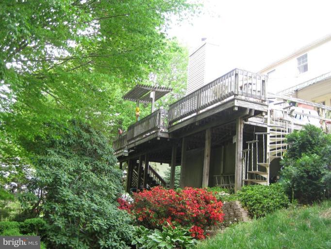 9400 Perglen Road Nottingham, MD 21236 - Photo 14 of 28 View of Rear Deck