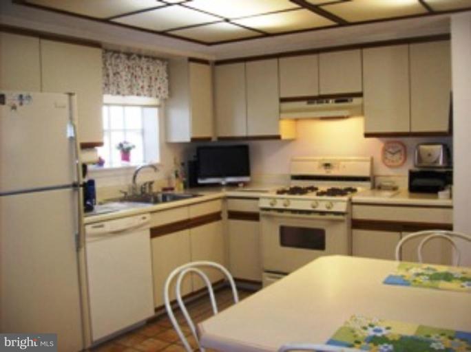 9400 Perglen Road Nottingham, MD 21236 - Photo 7 of 28 Kitchen