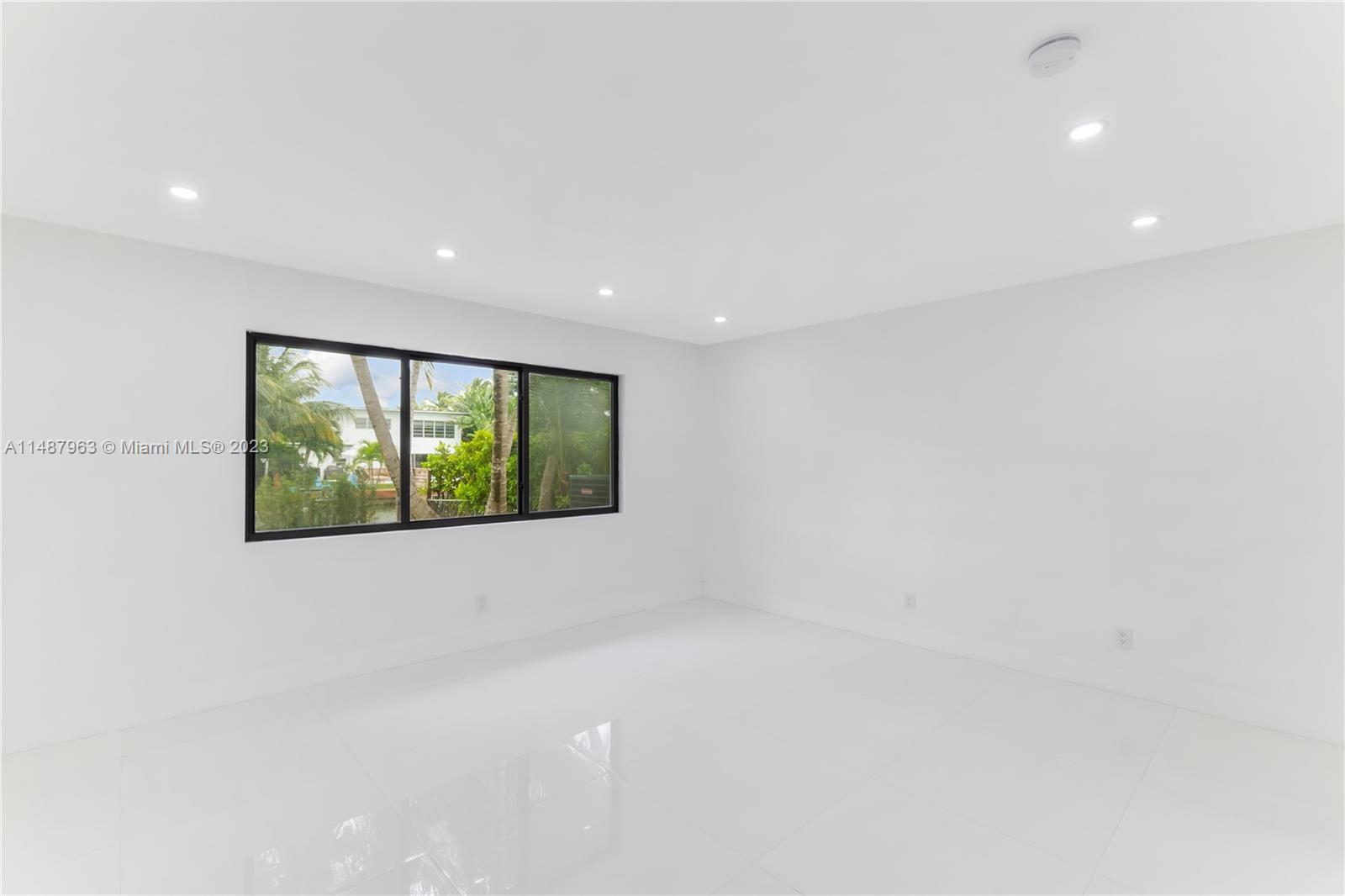 1200 Cleveland Road Miami Beach, FL 33141 - Photo 26 of 41 a view of an empty room