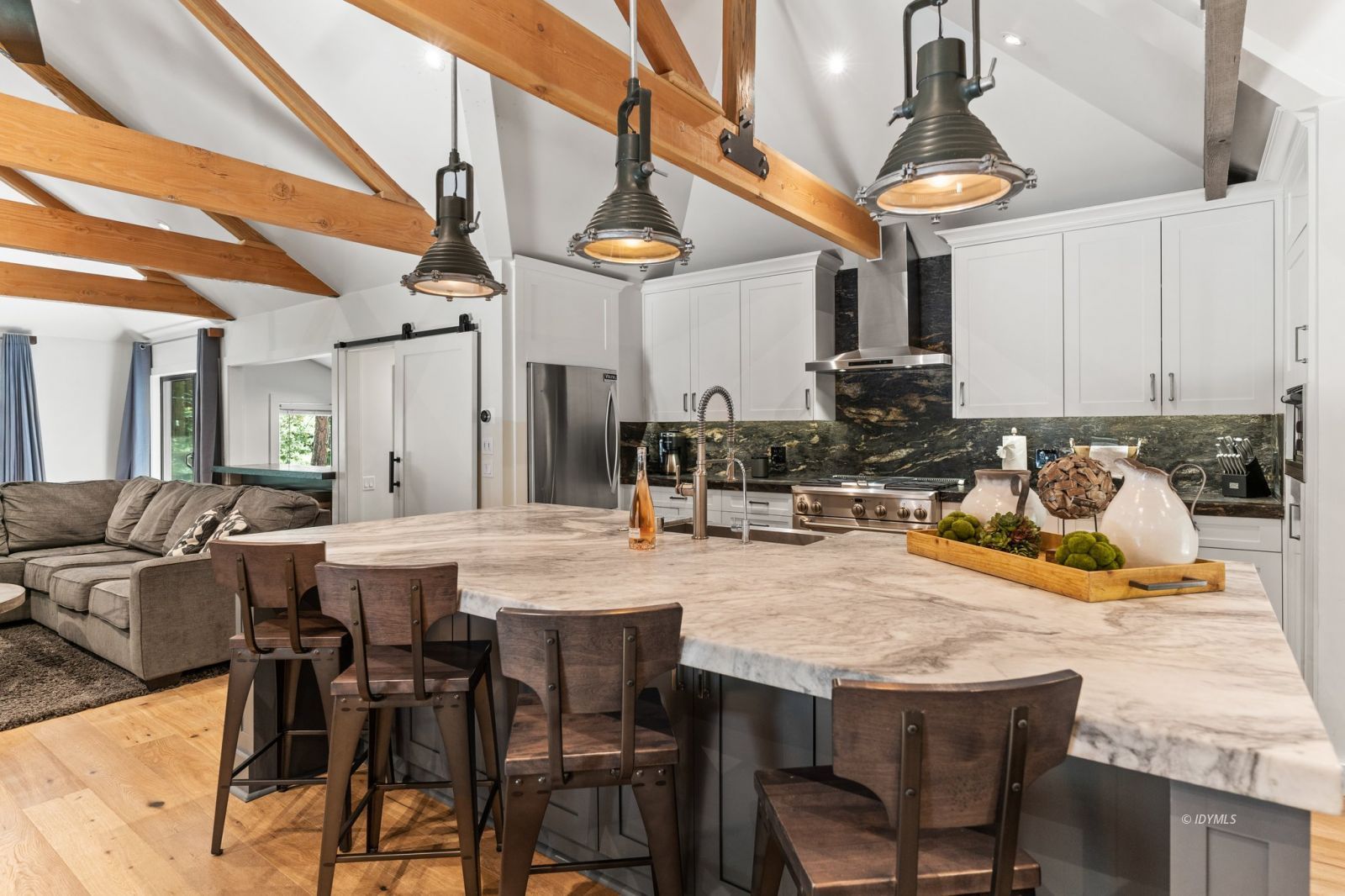 25010 Tahquitz Road Idyllwild, CA 92549 - Photo 14 of 93 Kitchen and breakfast bar