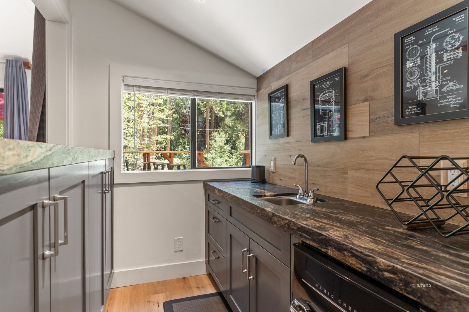 25010 Tahquitz Road Idyllwild, CA 92549 - Photo 21 of 93 Wet bar