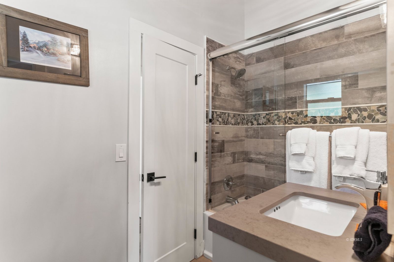 25010 Tahquitz Road Idyllwild, CA 92549 - Photo 29 of 93 Guest bath in main w/walk-in shower