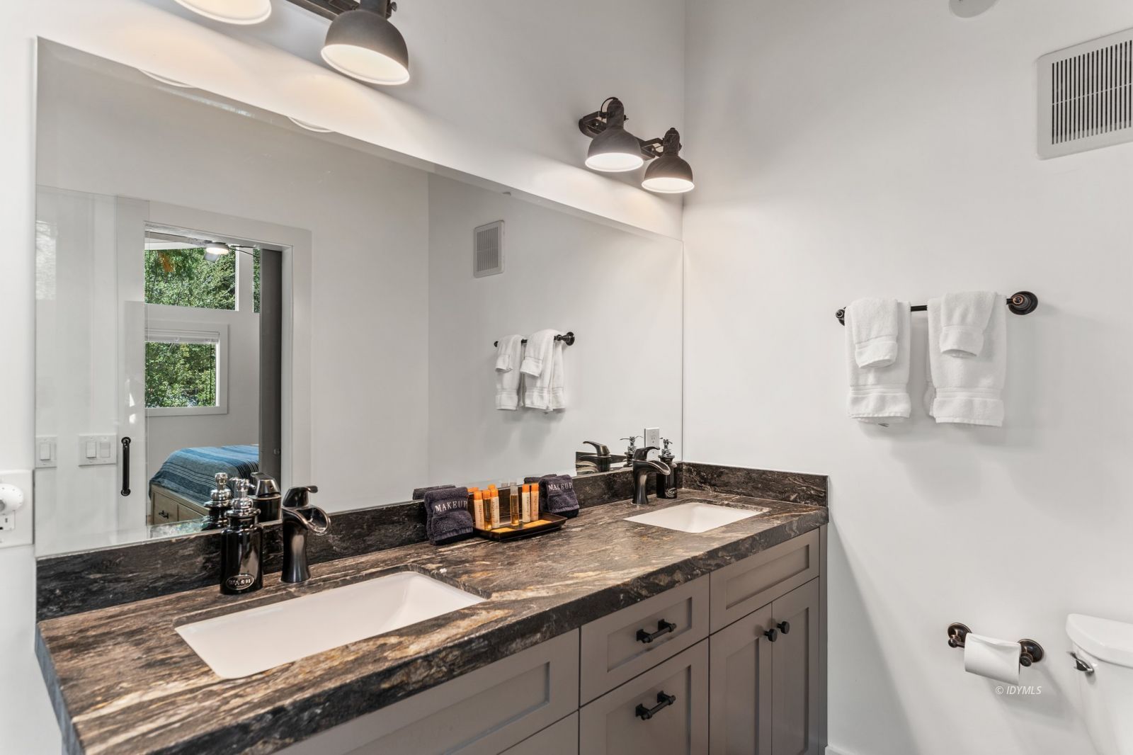 25010 Tahquitz Road Idyllwild, CA 92549 - Photo 37 of 93 Ensuite bath