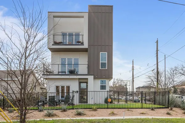 $650,000 | 500 West Sanford Street, Arlington, TX 76011