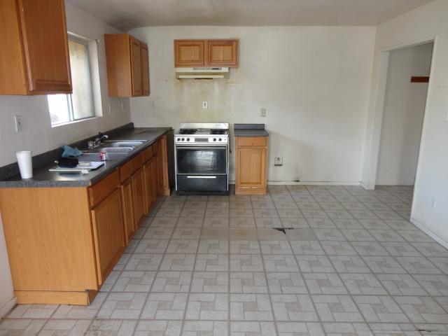 274 West Elizabeth Avenue Reedley, CA 93654 - Photo 4 of 23
