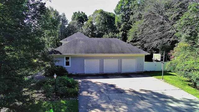 $519,900 | 2055 South Tanager Lane, Suamico, WI 54313