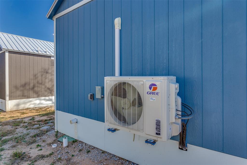 5001 Knob Hill Road, Unit D2D5 Azle, TX 76020 - Photo 12 of 16 a utility room with dryer and washer