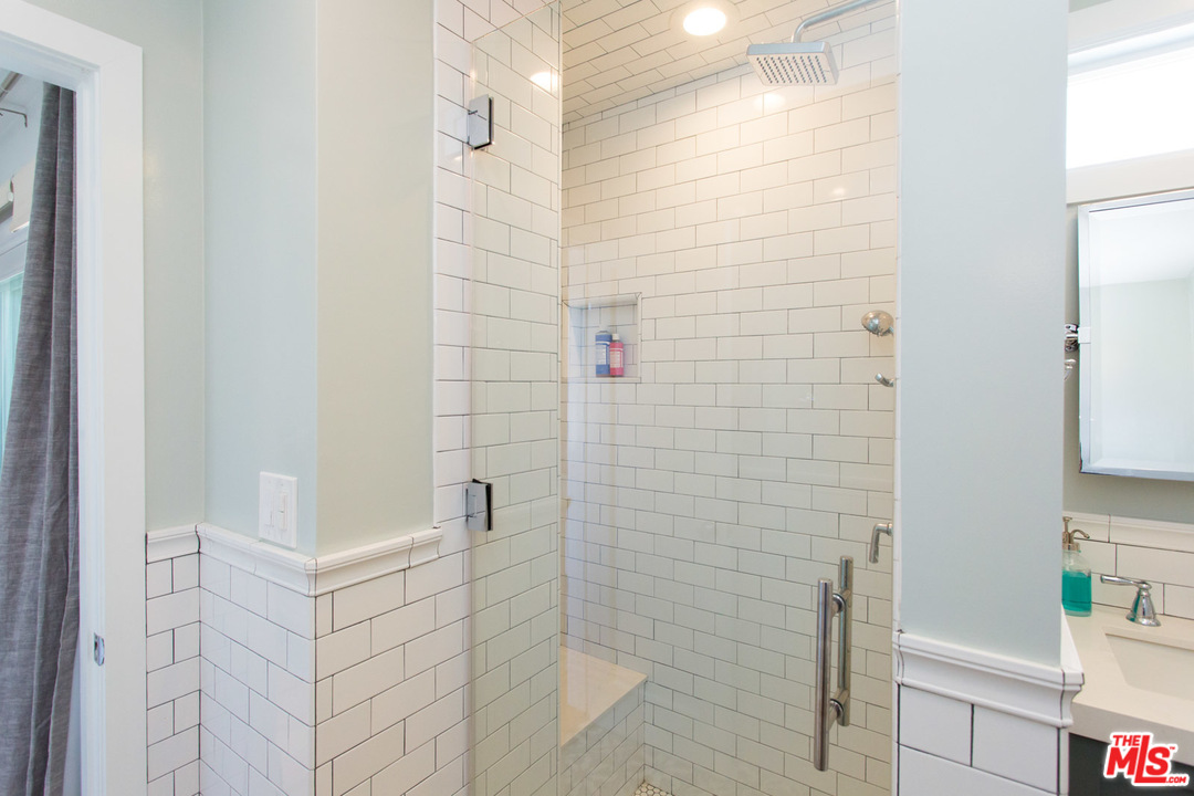 631 Strand Street, Unit 2 Santa Monica, CA 90405 - Photo 16 of 30 a bathroom with a shower