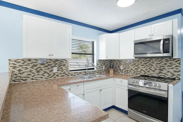 $319,900 | 2902 Essex Drive, Fort Pierce, FL 34946