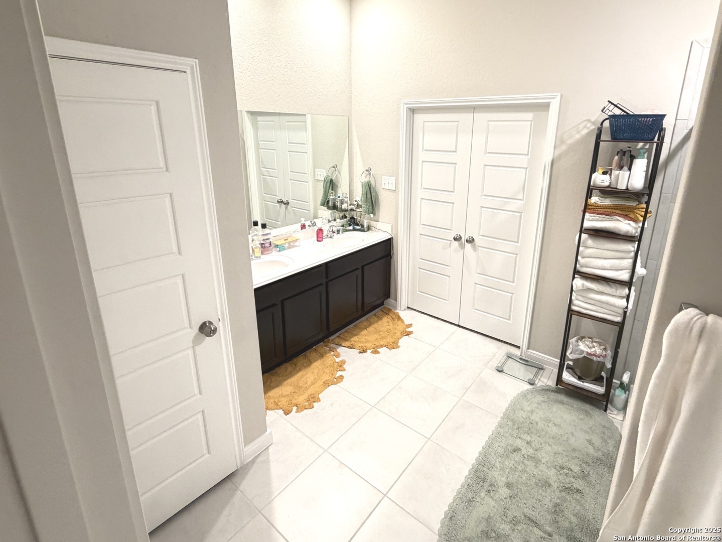 20929 Pleasanton Road San Antonio, TX 78264 - Photo 31 of 51 a bathroom with a tub sink and mirror