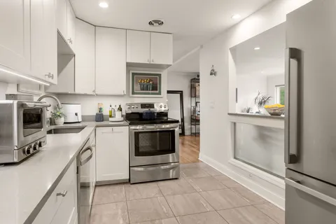 $279,000 | 6121 North Sheridan Road, Unit 3A, Chicago, IL 60660