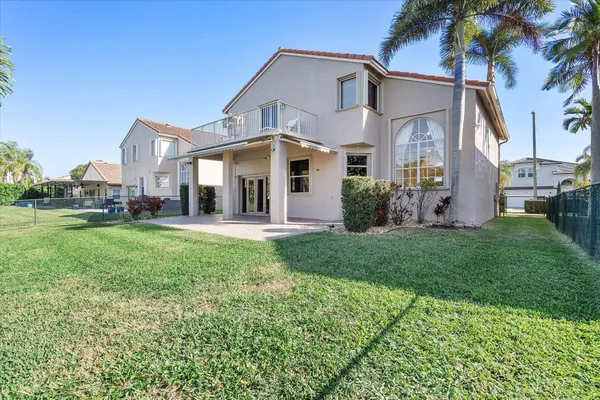 a view of back yard of the house
