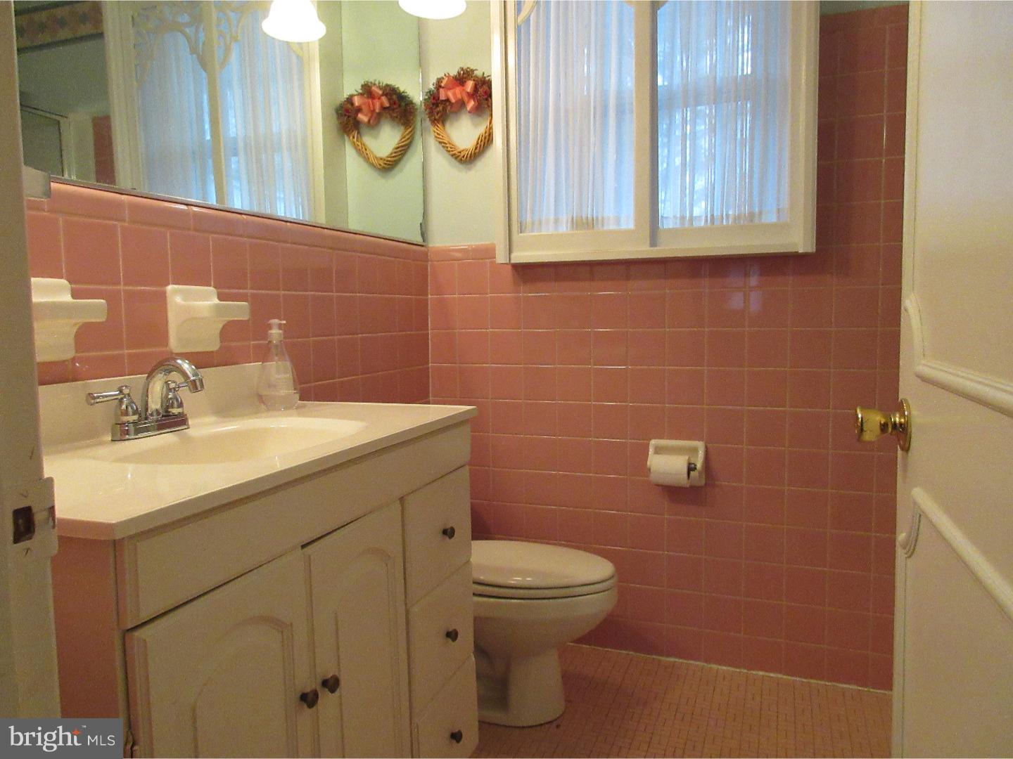 414 Candlewood Road Broomall, PA 19008 - Photo 14 of 25 Bathroom