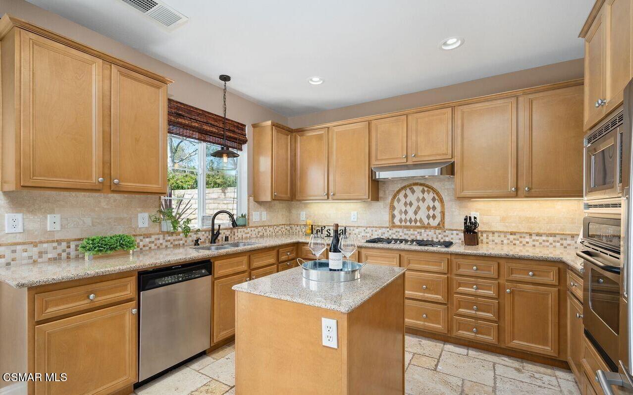 3085 Ziron Avenue Simi Valley, CA 93065 - Photo 7 of 17 kitchen
