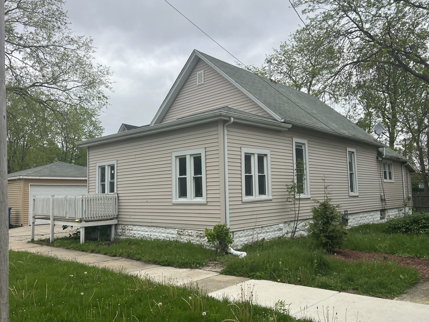 429 East Locust Street Kankakee, IL 60901 - Photo 2 of 21