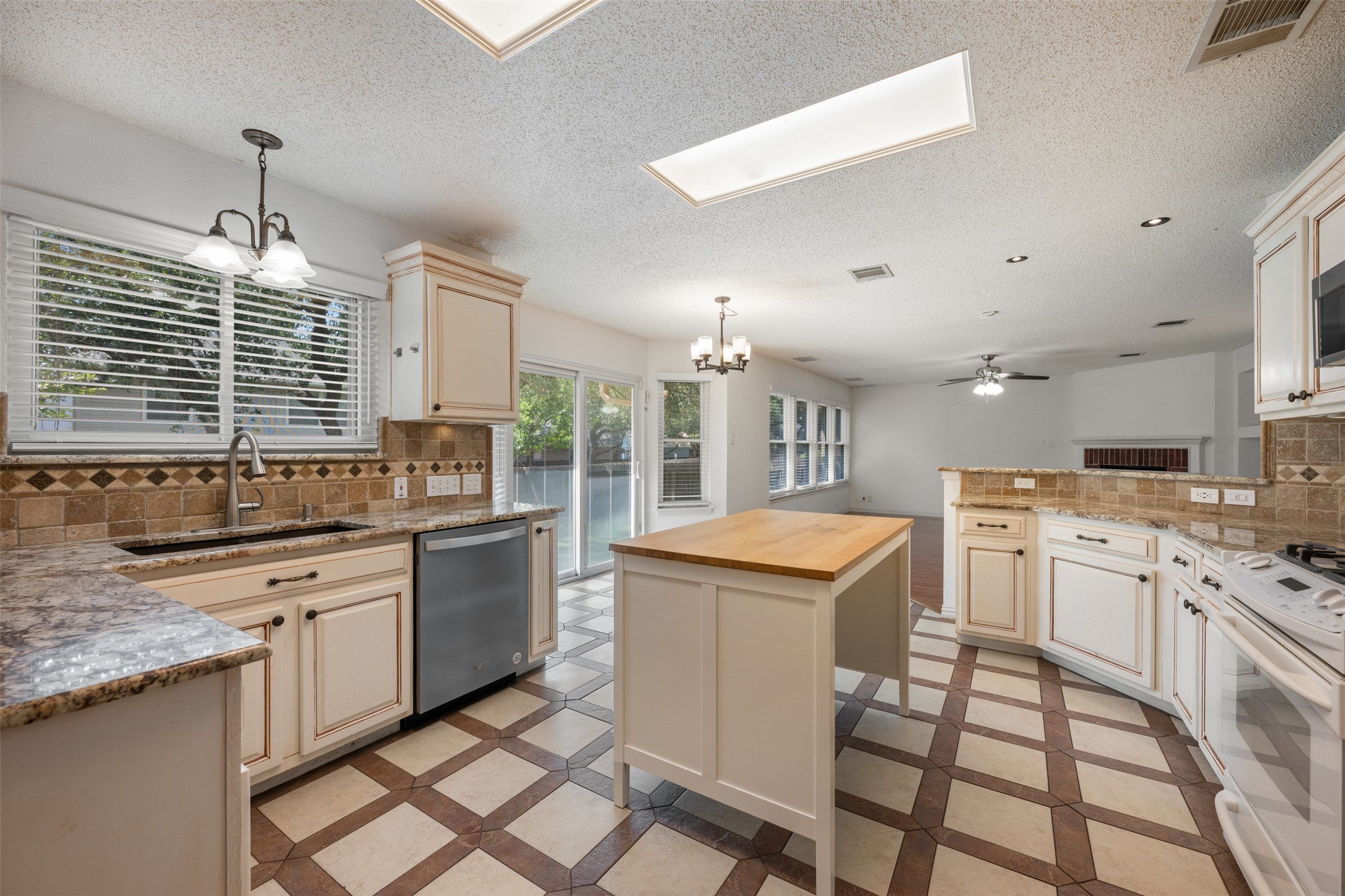 3635 Flora Vista Loop Round Rock, TX 78681 - Photo 18 of 40