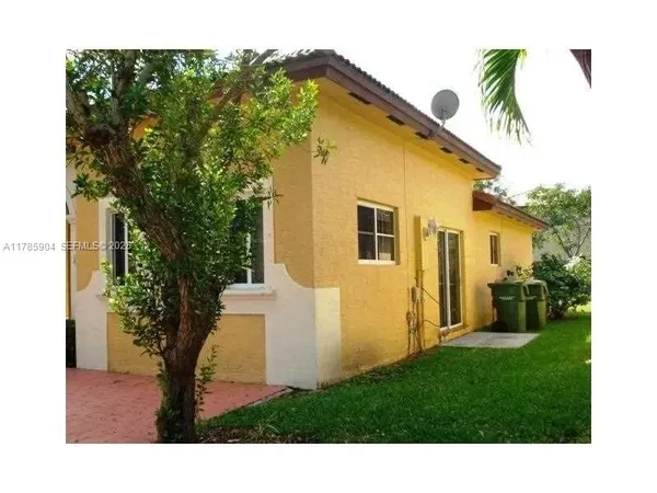 a view of a house with a backyard