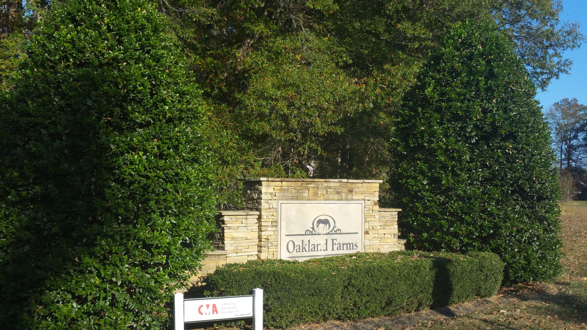 377 Fieldstone Lane Springfield, TN 37172 - Photo 2 of 2 a sign of golf club on a wall under a tree