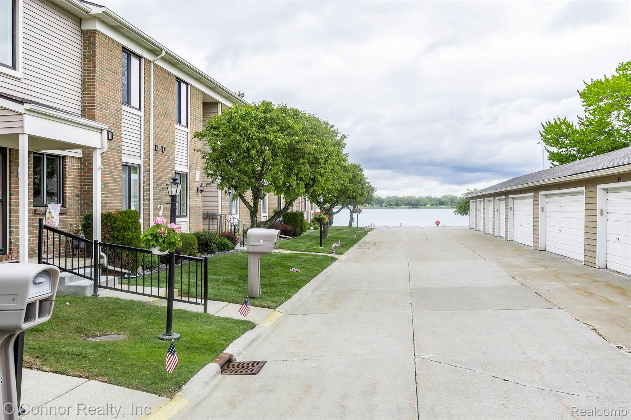 1660 River Road, Unit 53 Marysville, MI 48040 - Photo 6 of 31 1660riv520023.jpg