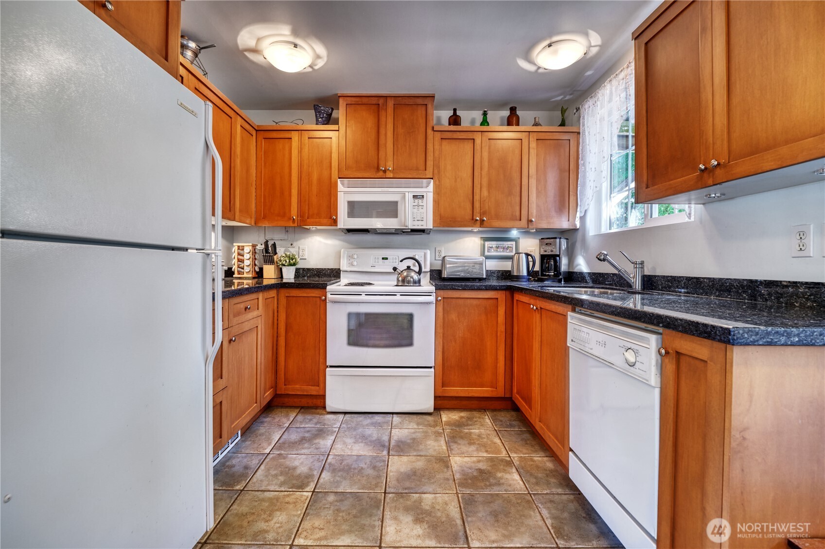 2111 Maple Street Point Roberts, WA 98281 - Photo 10 of 28 Gallery Image 10