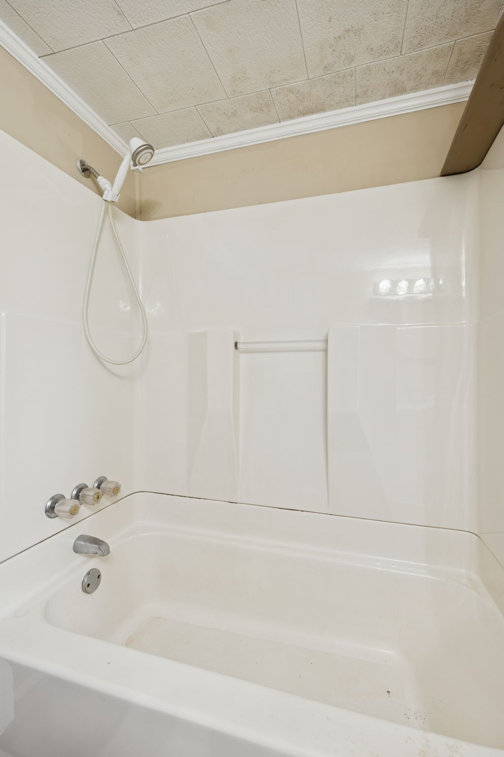 1323 Pleasant Grove Road Westmoreland, TN 37186 - Photo 15 of 26 a bathroom with a bathtub