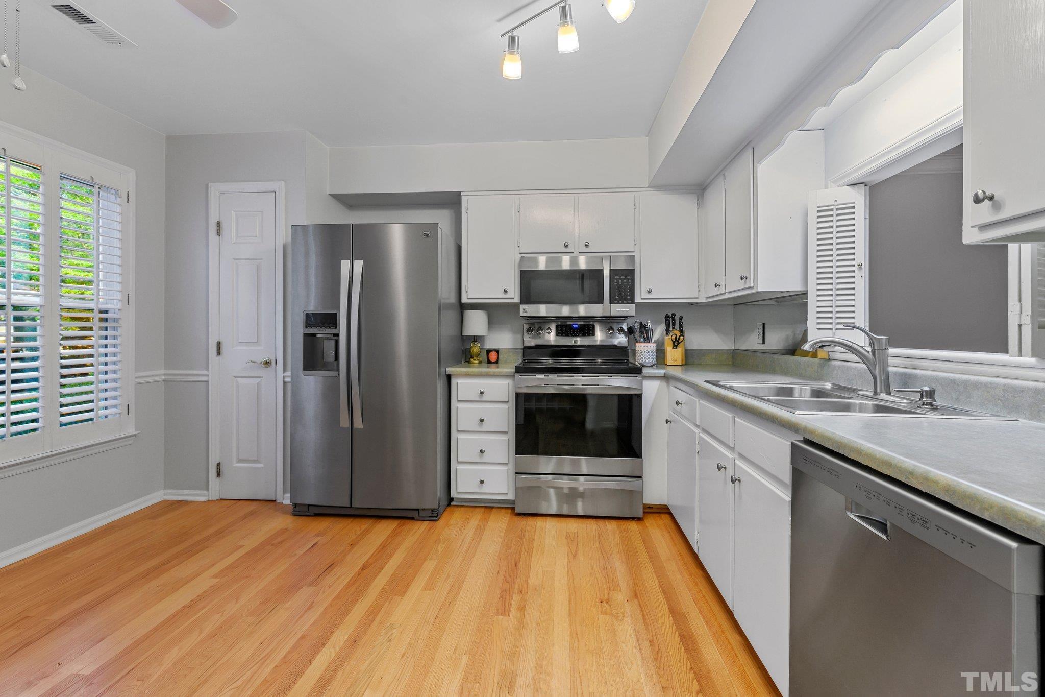 1502 Edgeside Court Raleigh, NC 27609 - Photo 3 of 27 Beautiful Kitchen with SS appls, hardwood floors, and pantry.
