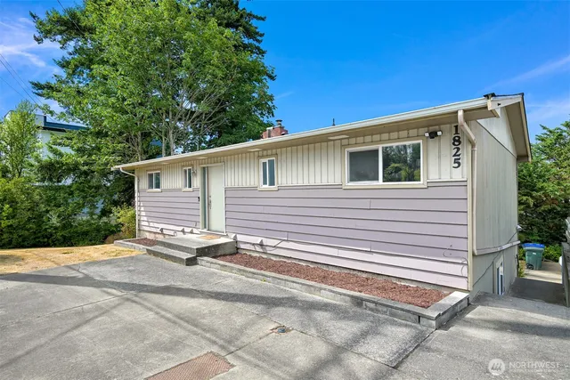 a view of a house with a backyard