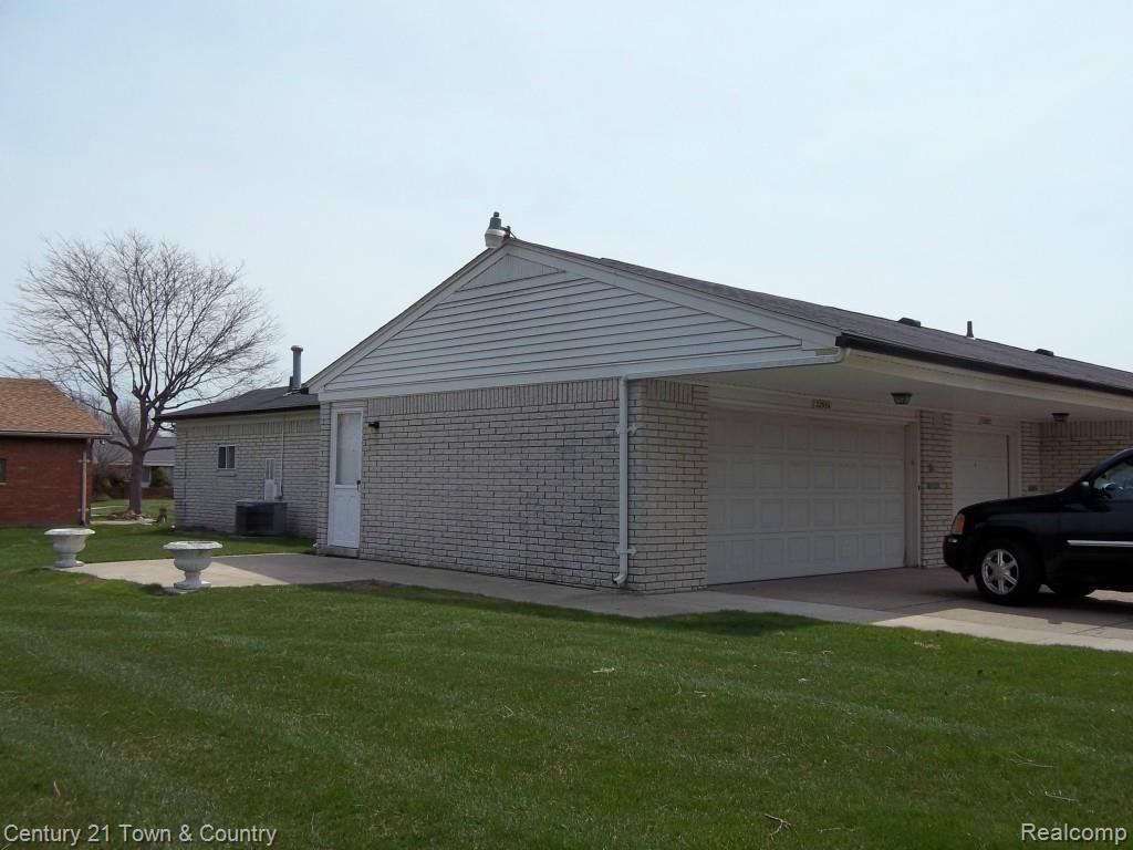 32984 Cedar Ridge Court, Unit 28 Warren, MI 48093 - Photo 3 of 7 100_0621.jpg