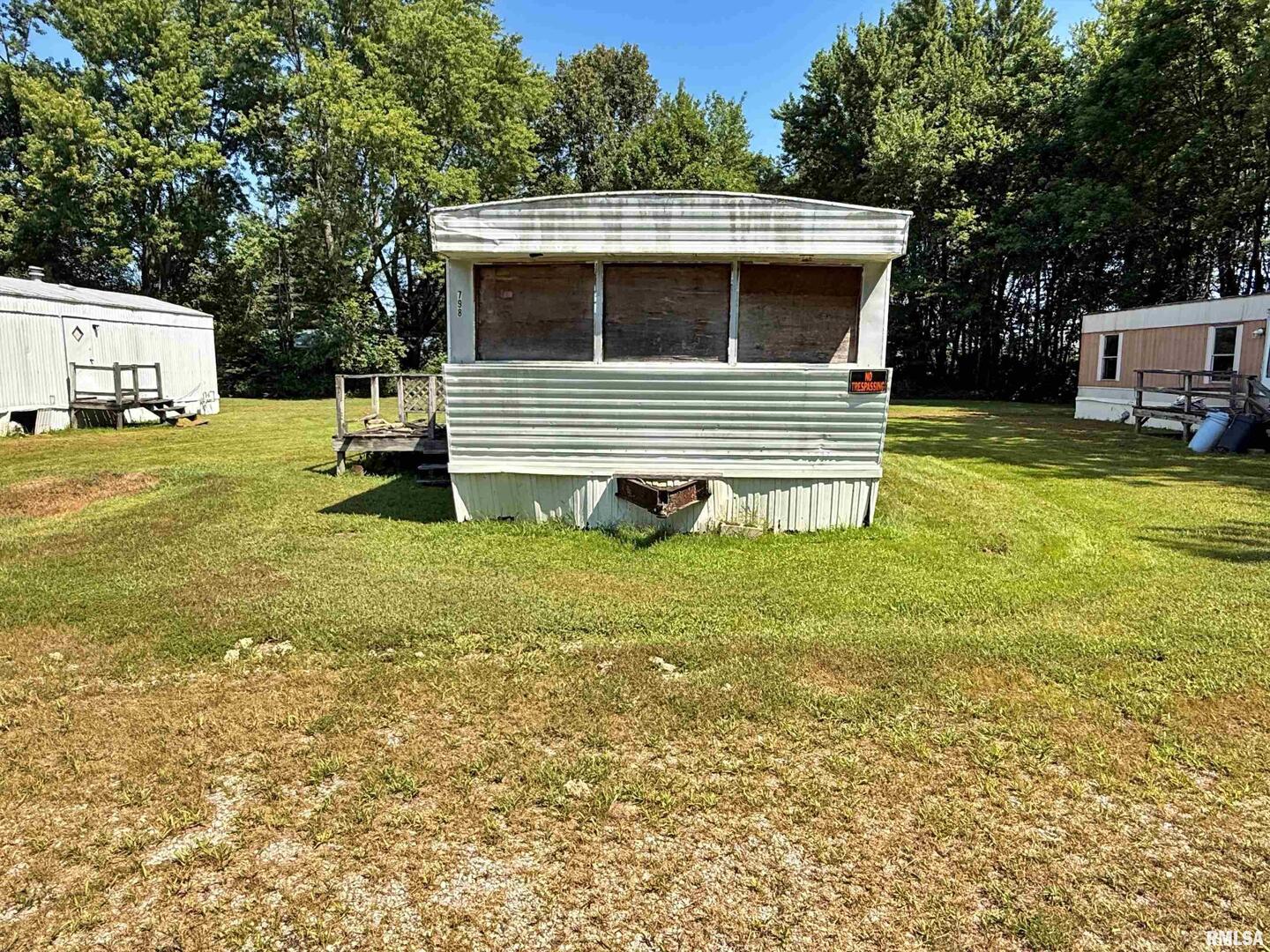 798 Airport Road Metropolis, IL 62960 - Photo 5 of 19 a house view with a garden space