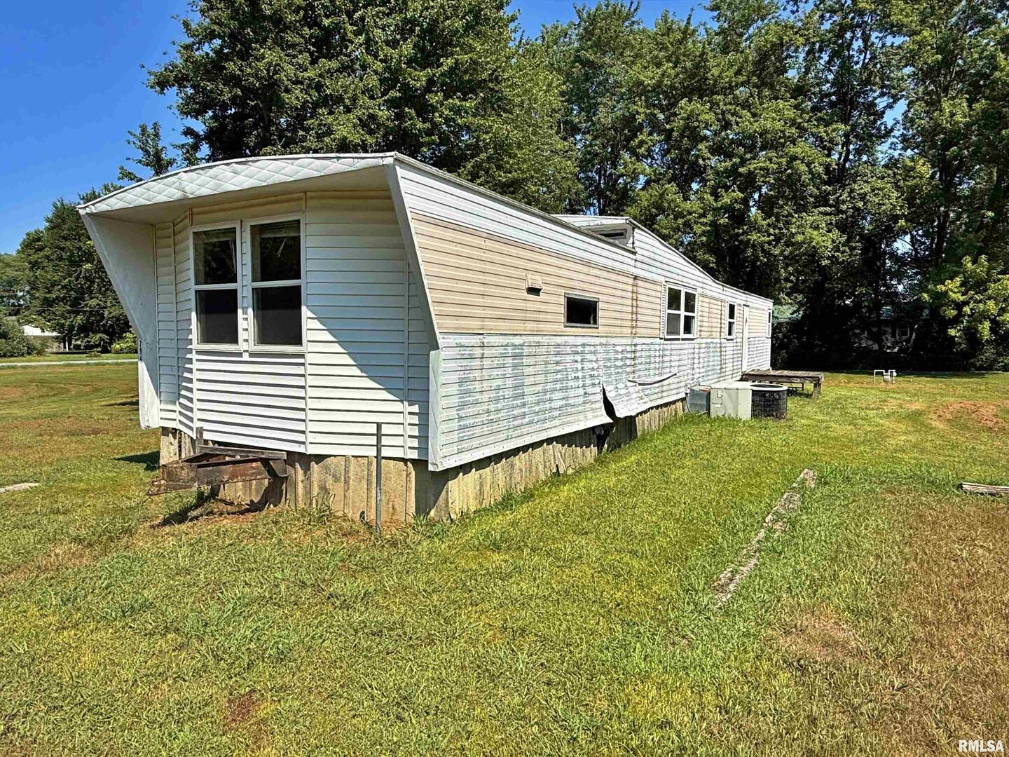 798 Airport Road Metropolis, IL 62960 - Photo 10 of 19 a front view of a house with a yard