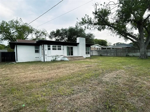 $2,300 | 2800 Sadler Avenue, Fort Worth, TX 76133