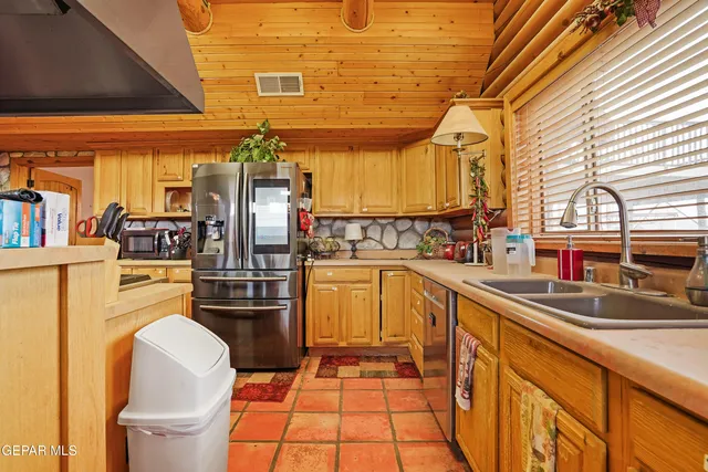 $1,630,000 | 1100 Vinton Road, Anthony, TX 79821