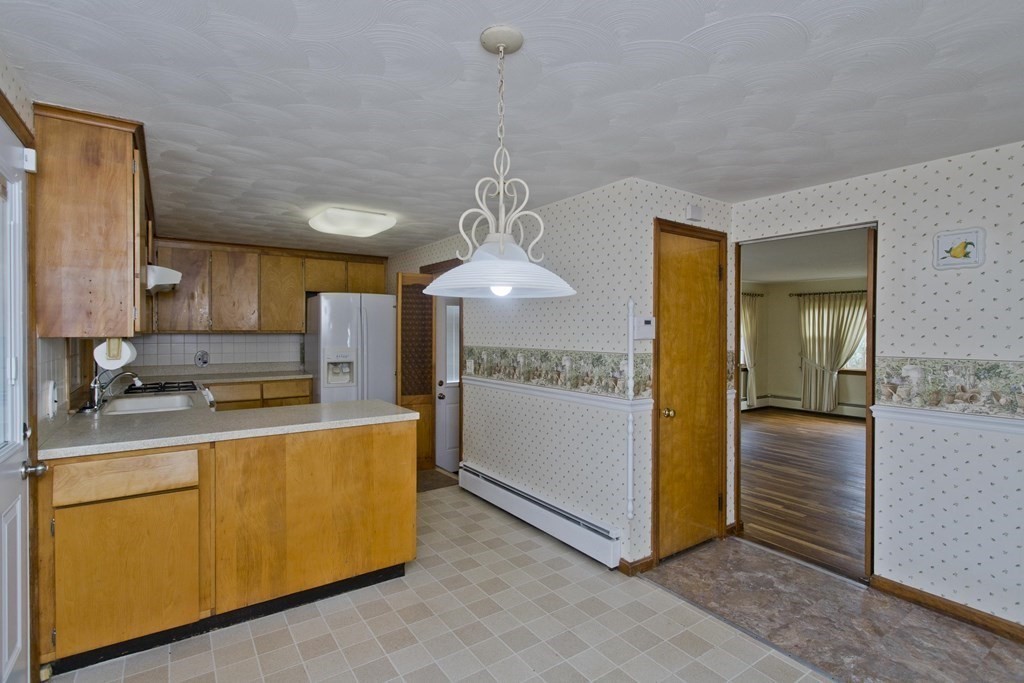 60 Fredette Street Springfield, MA 01109 - Photo 6 of 29