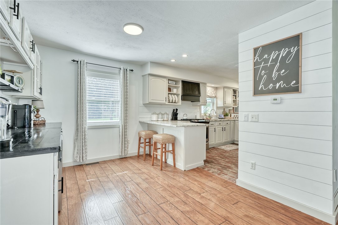 522 Salt Road Webster, NY 14580 - Photo 6 of 46 Open space into the kitchen/Breakfast Bar