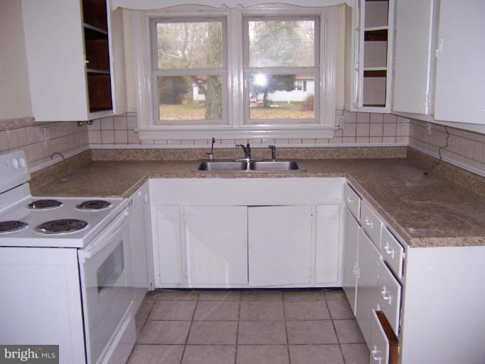 7570 Quaker Neck Road Chestertown, MD 21620 - Photo 2 of 5 NEW STOVE AND DW IN KITCHEN