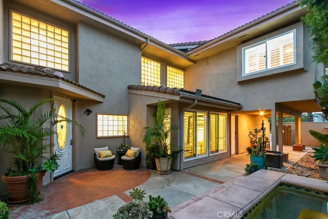 a view of an entryway of the house