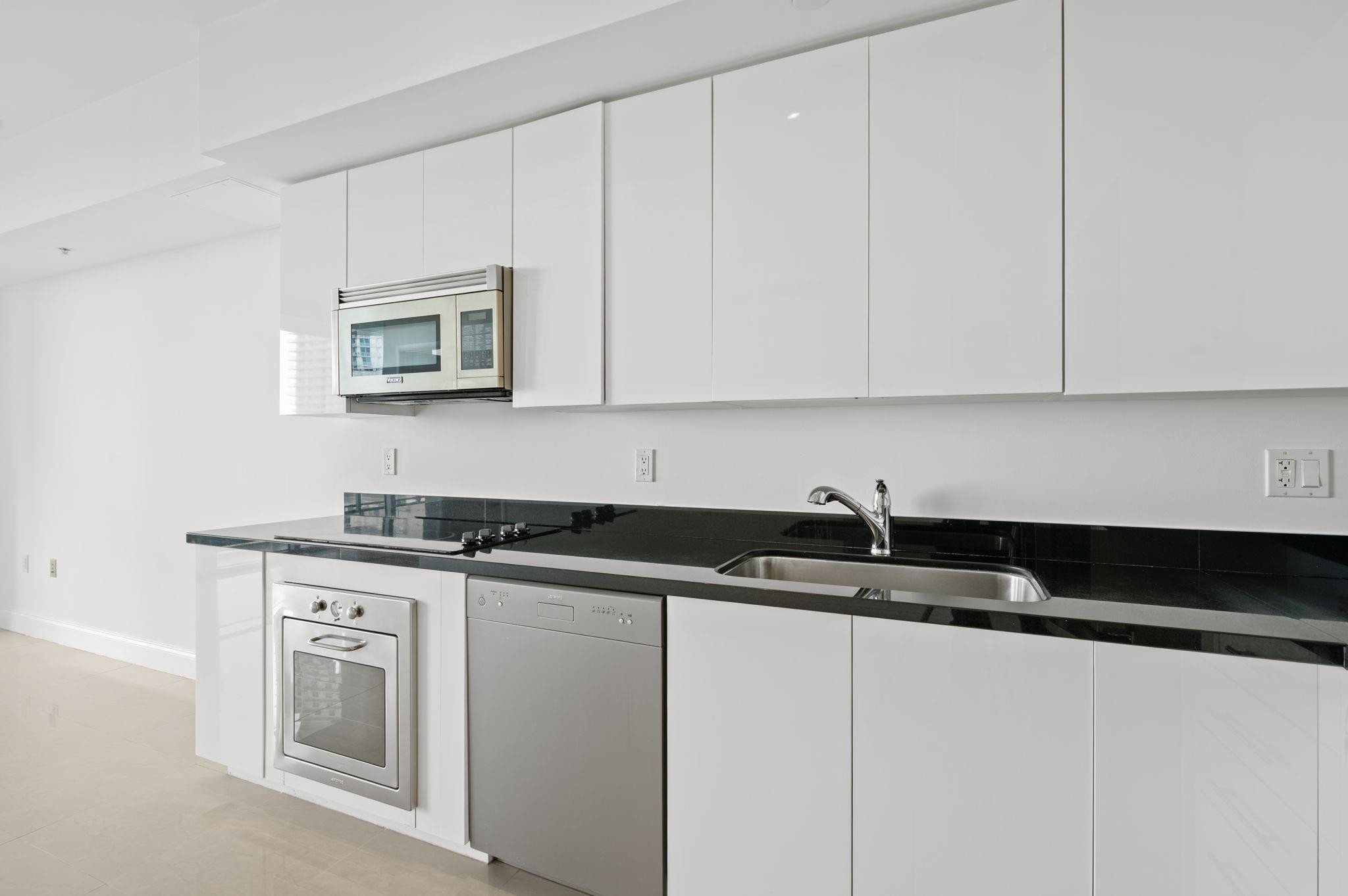 92 Southwest 3rd Street, Unit 1807 Miami, FL 33130 - Photo 14 of 50 MODERN KITCHEN DESIGN