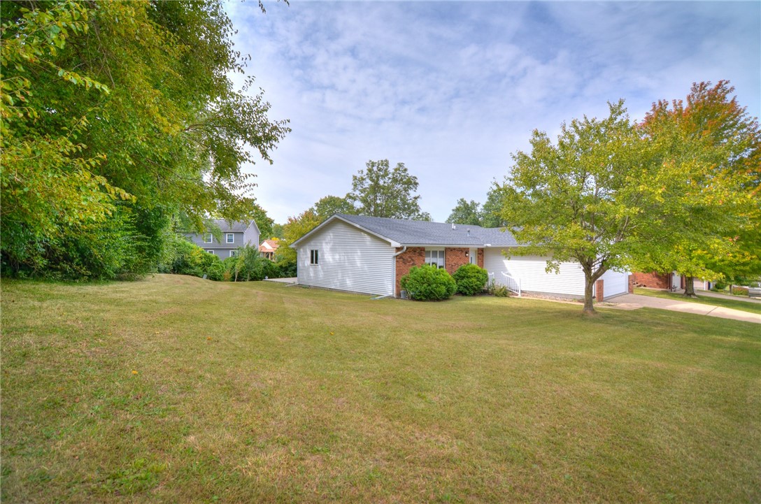 933 West Frank Drive Decatur, IL 62526 - Photo 4 of 30