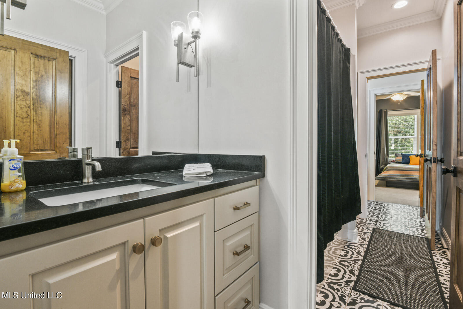 10788 East Taylor Road Gulfport, MS 39503 - Photo 23 of 25 10788 upstairs jack and jill bath